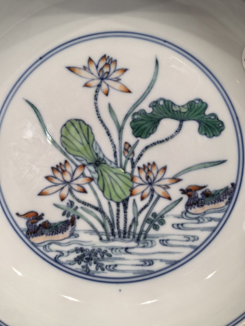 清雍正 斗彩鸳鸯荷塘图卧足盘一对 - 图14