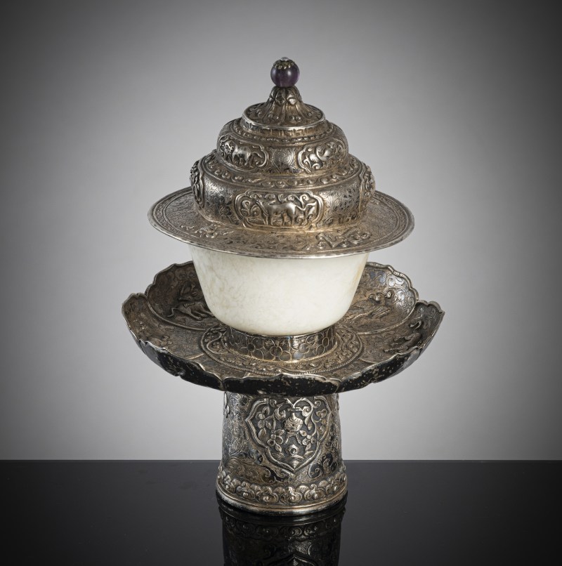 A jade bowl with stand and cover in silver with animals and floral motifs in relief - 图2