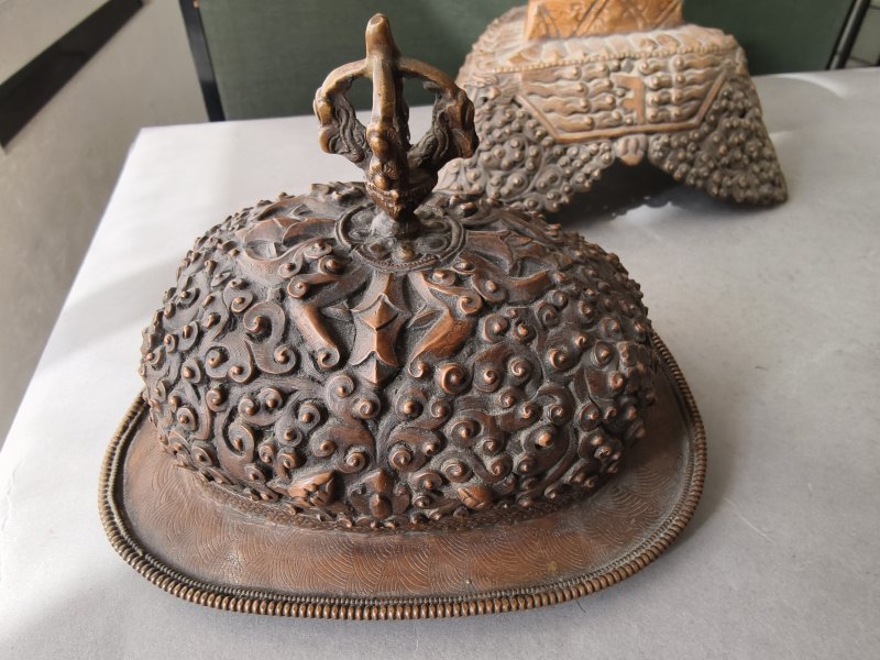 A COPPER EMBOSSED KAPALA WITH COVER ON STAND - 图18
