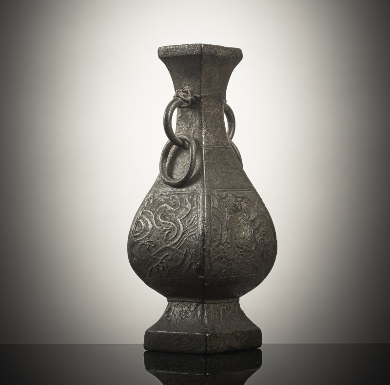 A four-sided bronze vase with wave decoration in relief and loose ring handles - 图3