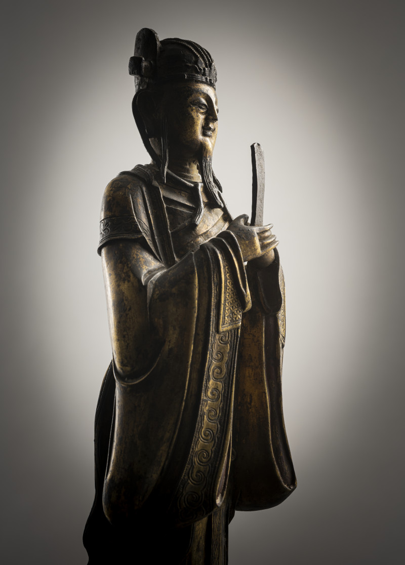 A gilt-bronze of Tianguan on a pedestal, holding a sceptre - 图3