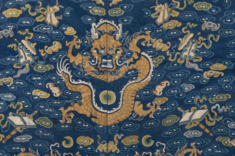AN UNUSUAL BLUE EMBROIDERED DRAGON ROBE WITH SHIZI LIONS FOR A GENTLEMAN - 图6