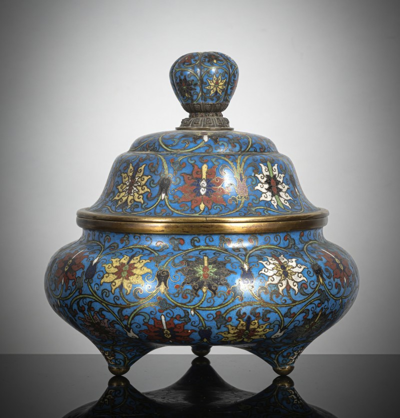 A good Cloisonné incense burner and cover, partially fire-gilt on a wooden stand - 图2