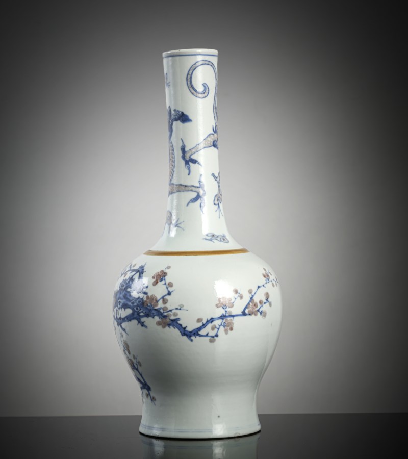 A bottle vase with copper-red and underglaze blue decoration of plum blossom branches, lingzhi and chilong - 图4
