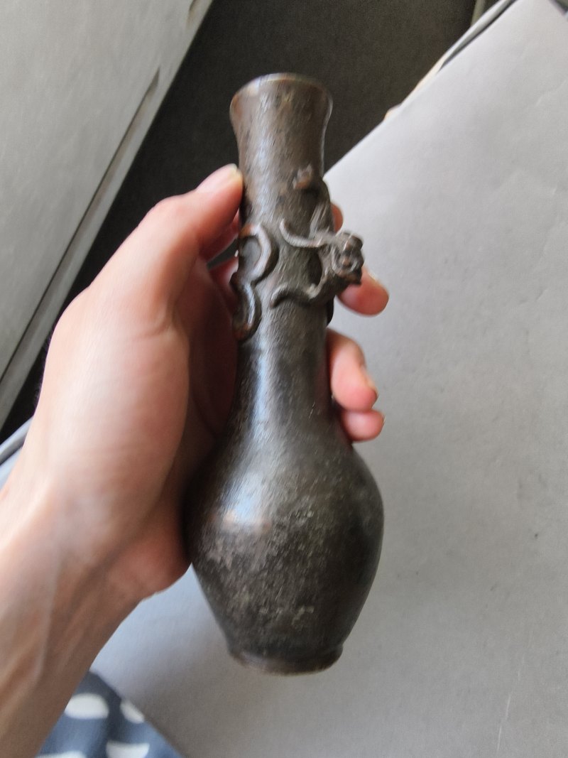 A group of three bronze vases - 图26