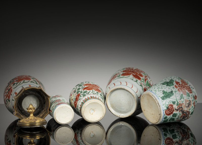 A group of five vases and shoulder pots with 'Wucai' decoration, including flowers, lions and phoenixes, one with a European ormolu mount - 图4