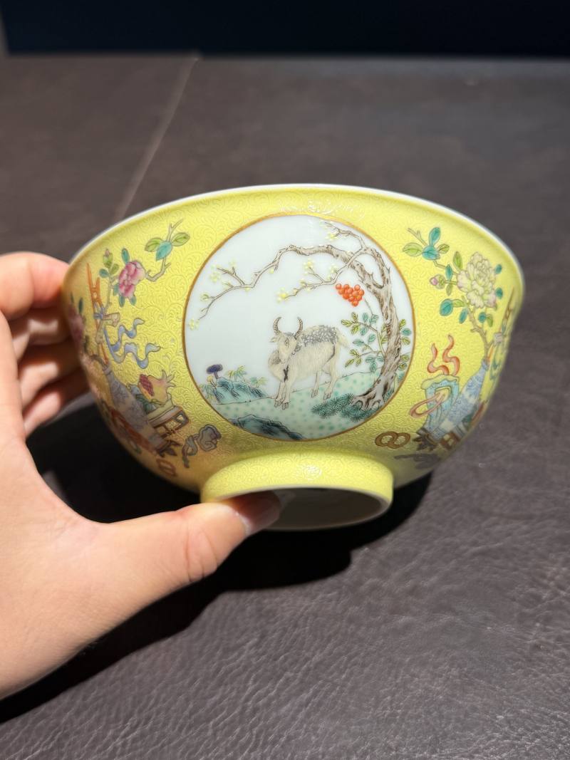 清光绪 内青花外黄地轧道粉彩开光三羊开泰图膳碗 - 图7