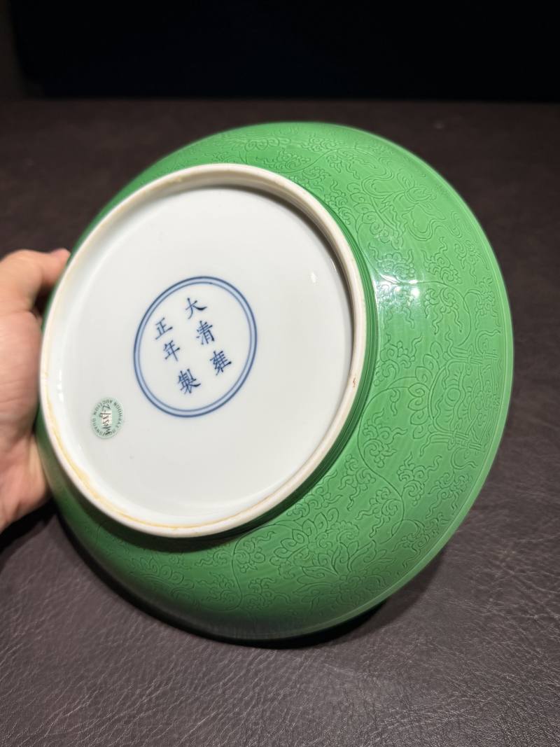 清雍正 瓜皮绿釉暗刻花卉纹盘 - 图11