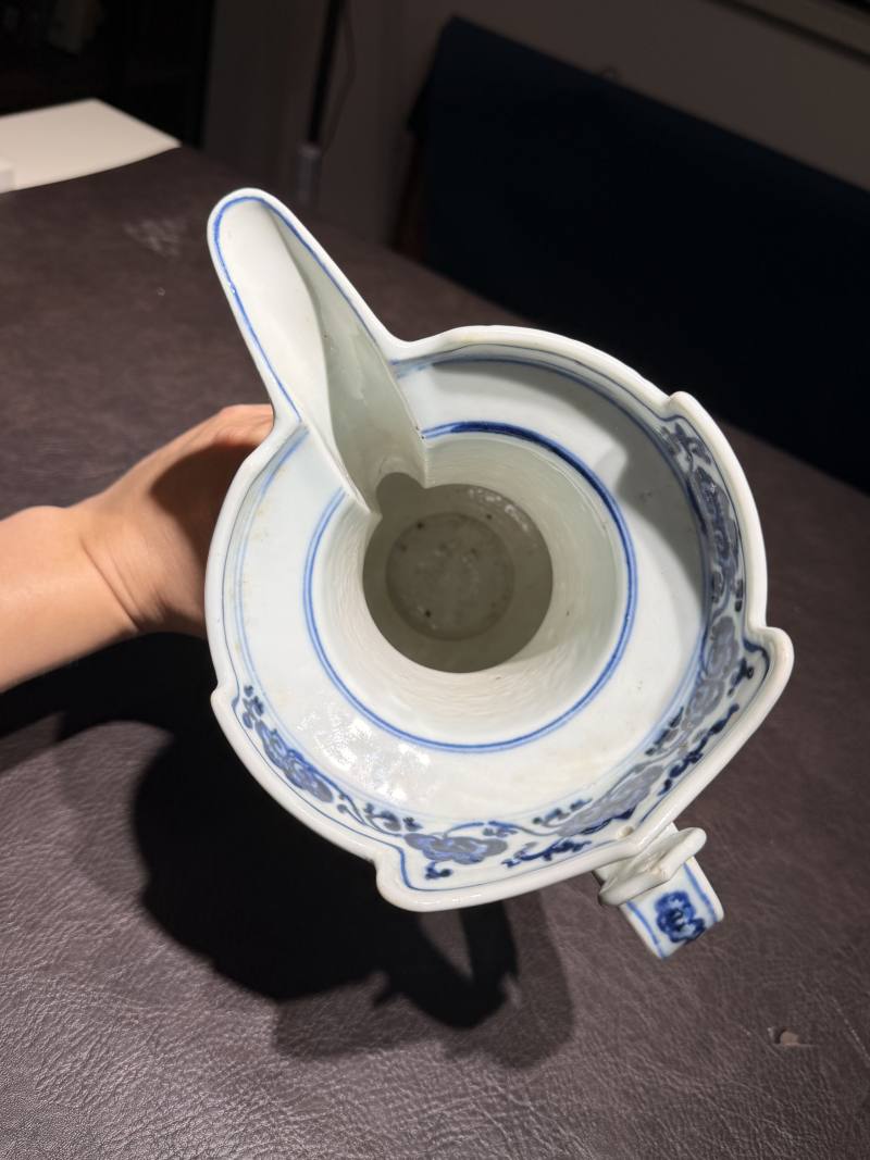清乾隆 青花缠枝花卉纹僧帽壶 - 图11