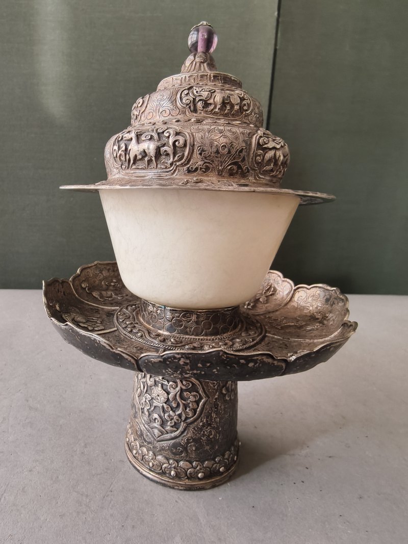 A jade bowl with stand and cover in silver with animals and floral motifs in relief - 图25