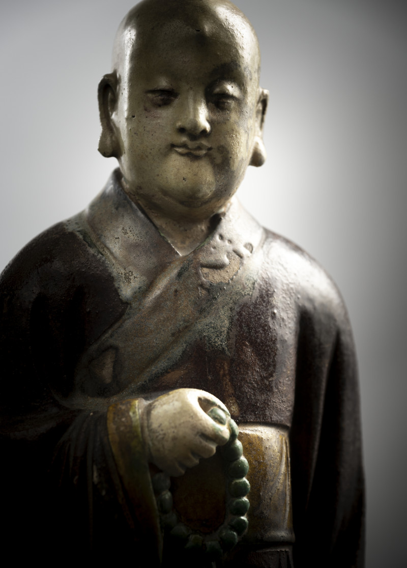 A ceramic figure of a standing monk - 图4