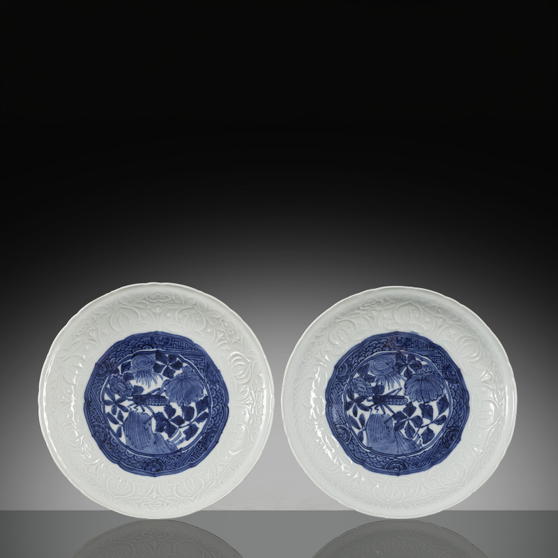 A PAIR OF BLUE AND WHITE PORCELAIN ‘GRASSHOPPER’ DISHES