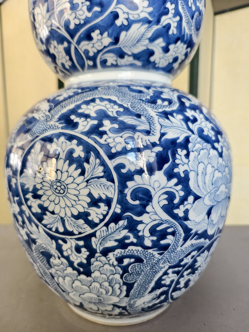 A large and rare 'triple gourd' porcelain vase with underglaze blue dragon decoration - 图17