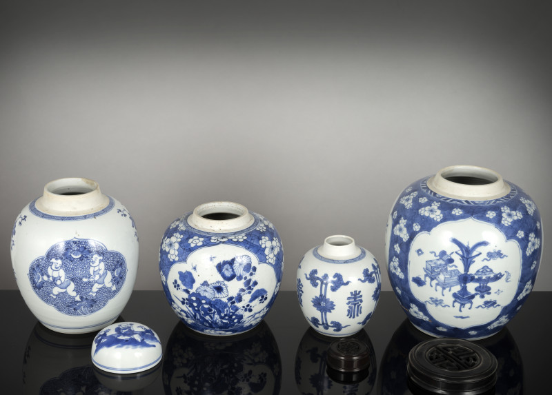 Four porcelain ginger jars decorated in underglaze blue, one with a porcelain cover and two with wooden covers - 图3