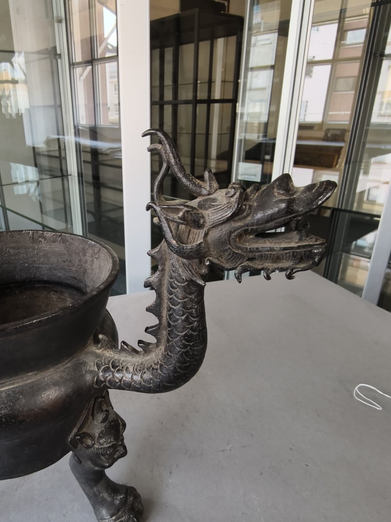 Ann unusual bronze censer on three feet with dragon handles - 图23