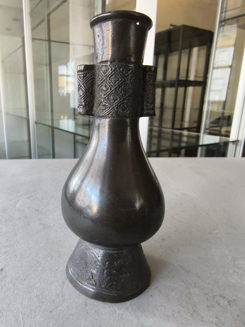 A group of three bronze vases - 图18