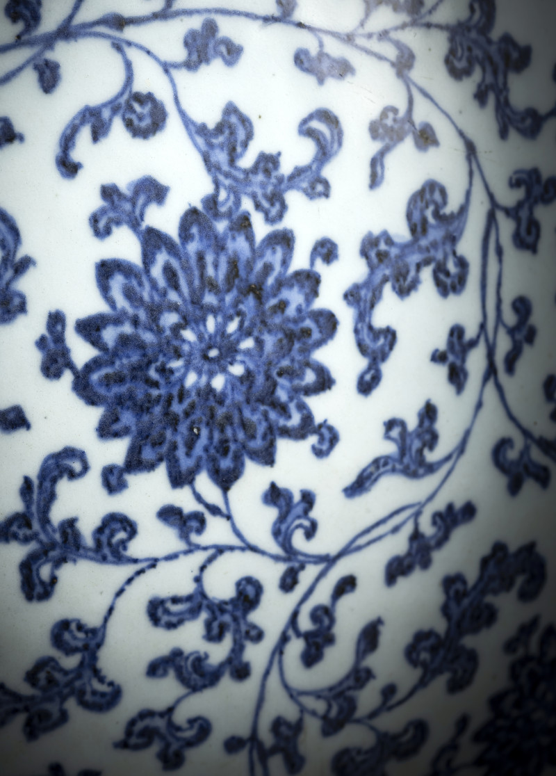 A large and rare underglaze blue decorated porcelain 'moonflask' - 图6