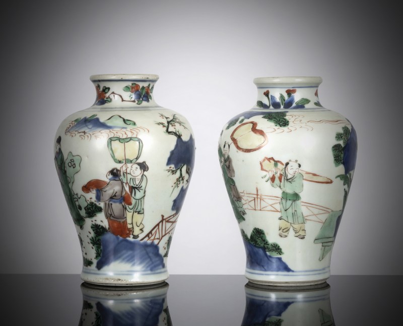 A pair of 'wucai' porcelain shoulder vases with figural decoration - 图2
