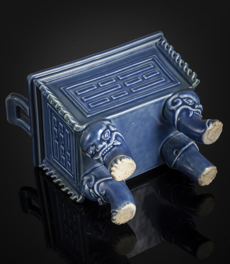A fine powder blue glazed porcelain incense burner 'fang ding' with bagua trigrams, wooden stand and cover with jade knob - 图4