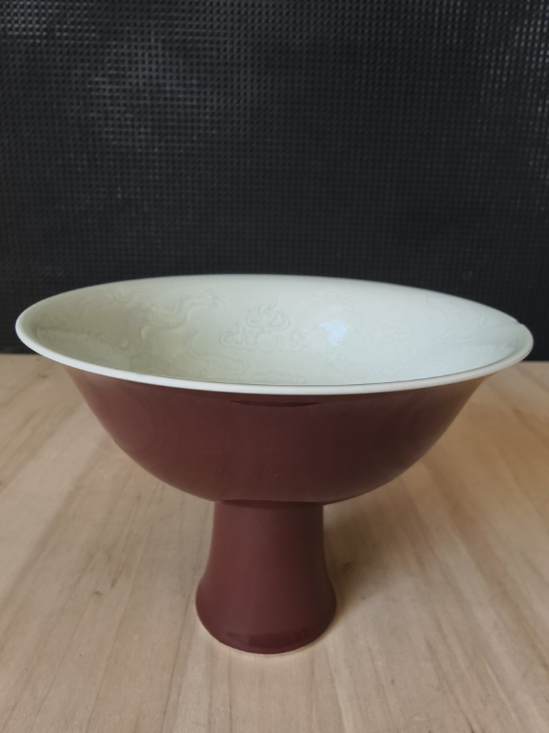 A copper-red glazed porcelain 'stemcup' with anhua decoration of dragons inside - 图10