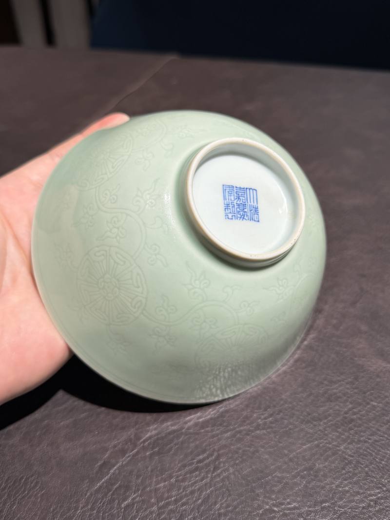 清嘉庆 青釉暗刻皮球花卉纹碗 - 图9