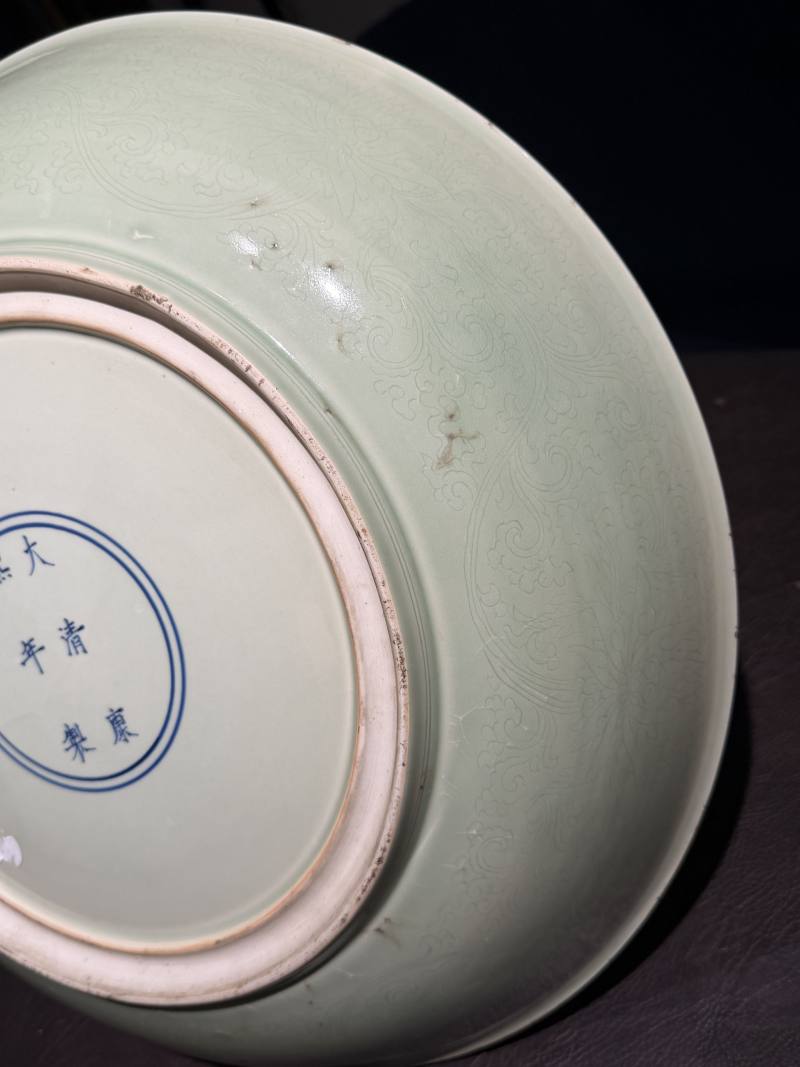 清康熙 冬青釉暗刻缠枝莲纹大盘 - 图14