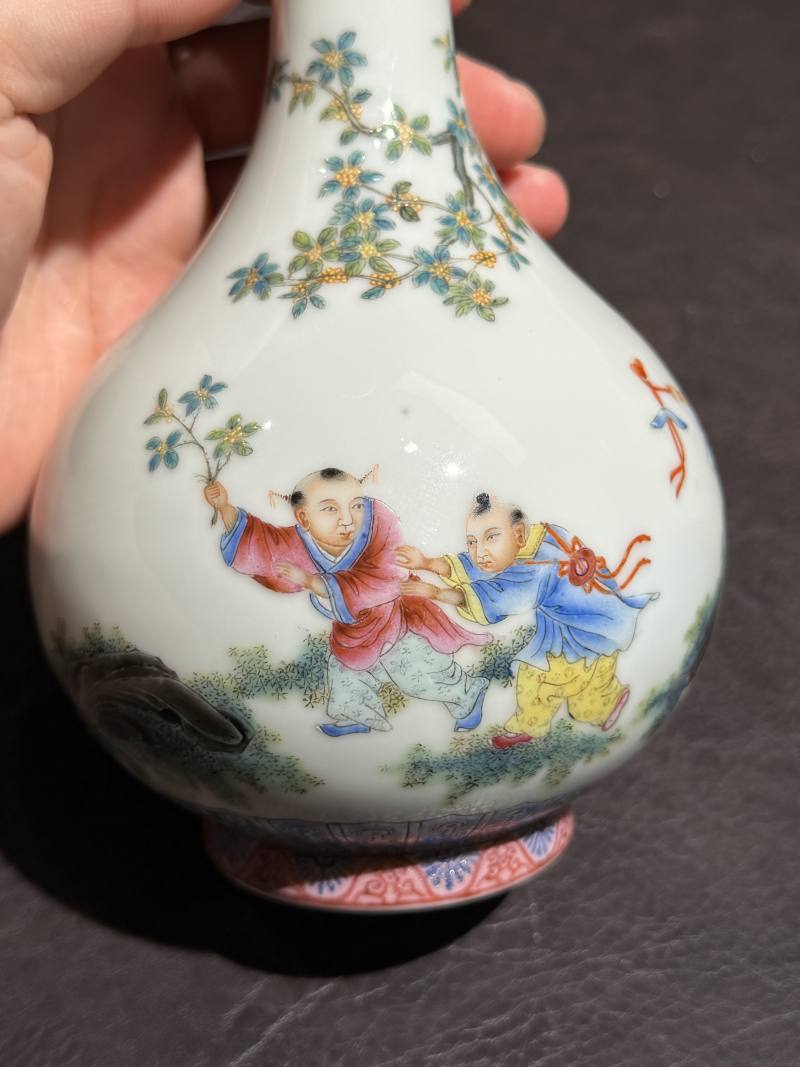 民国 珐琅彩仕女婴戏图诗文蒜头瓶 - 图9