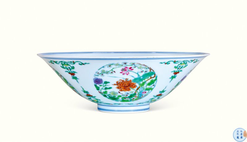 清雍正 斗彩团花纹斗笠碗