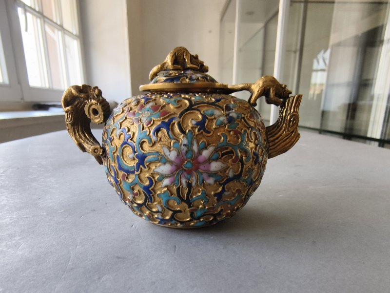 A fine gilt-bronze wine or teapot with champlevé decoration of lotus and foliage, the cover with a squirrel as knob - 图10