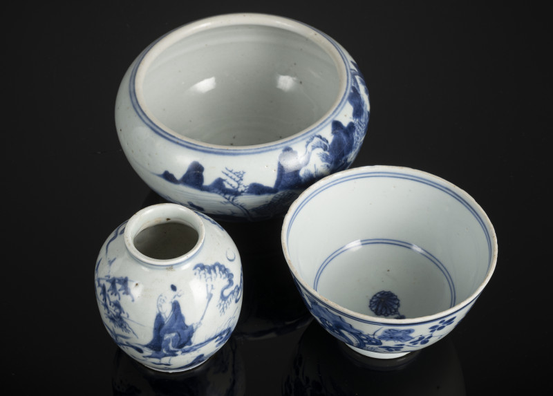 Three porcelains decorated in underglaze blue, including a bowl and incense burner - 图3