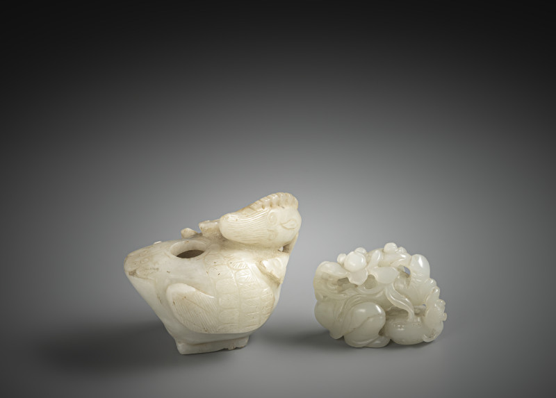 A brrush washer in the shape of a duck and carving of a boy in almost white and light green jade - 图4