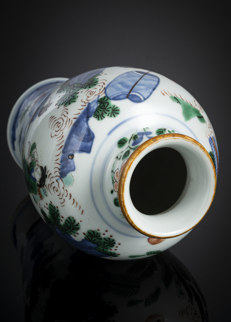 A 'wucai' porcelain vase with scholars - 图4