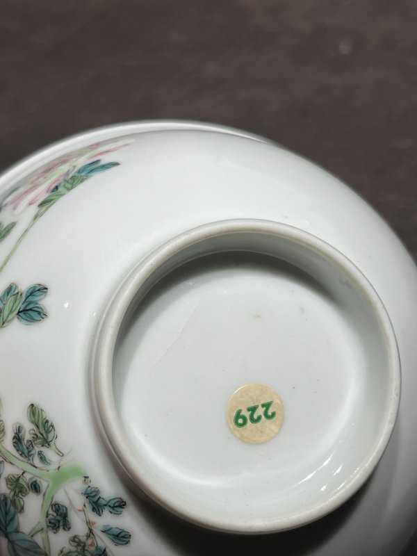 清乾隆 粉彩折枝花卉纹茶圆一对 - 图9
