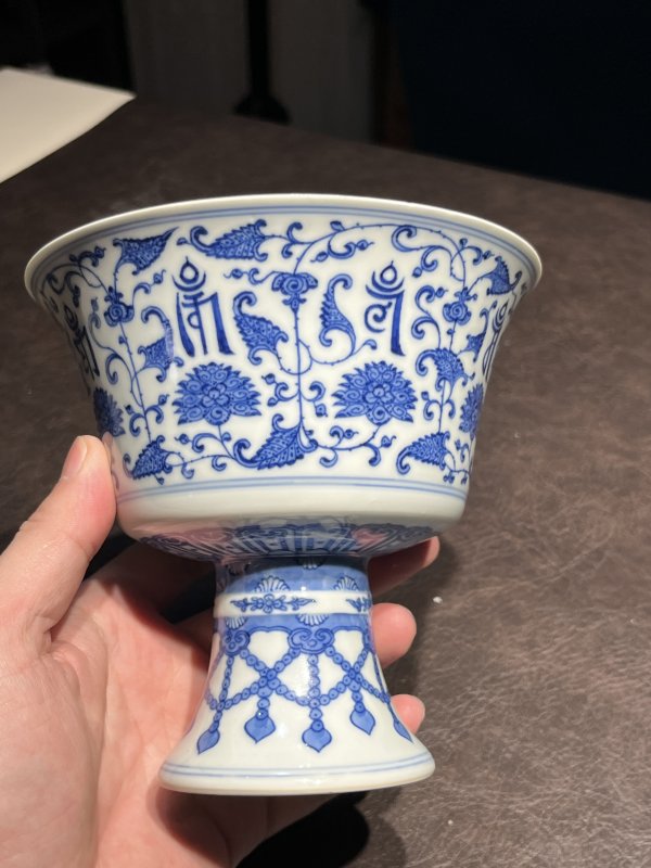 清乾隆 青花缠枝莲托八宝纹高足杯 - 图16
