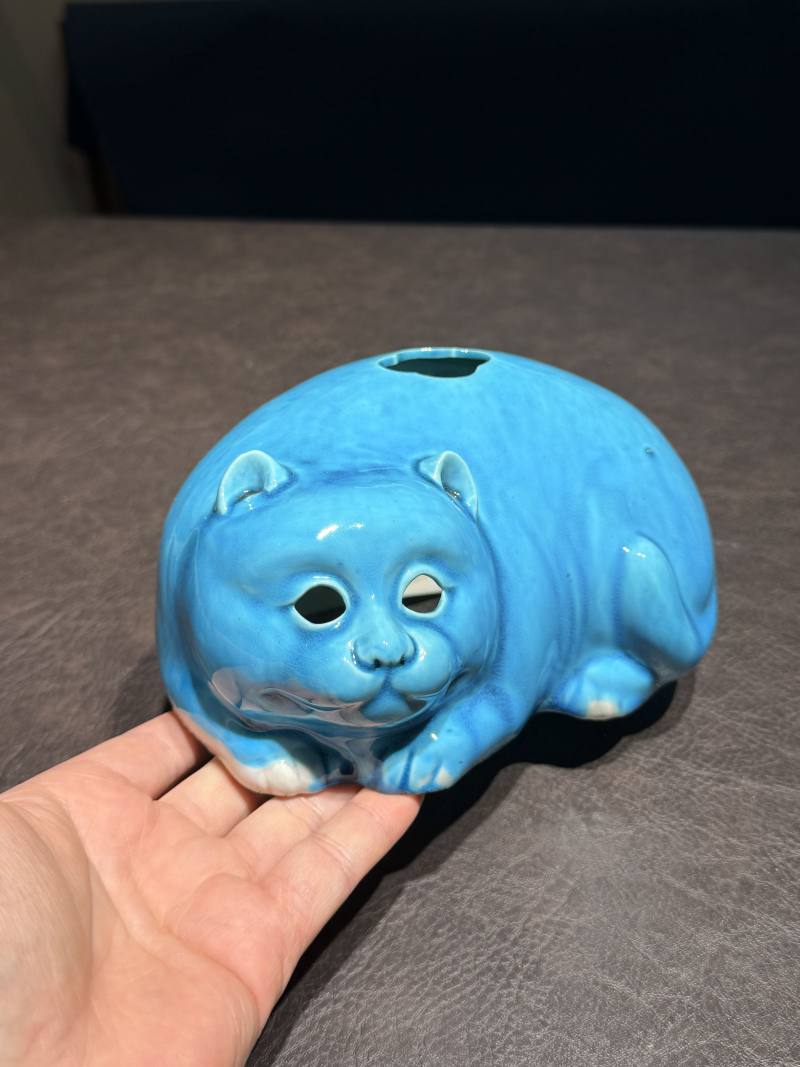 清康熙 孔雀蓝釉猫型瓷塑（配木座） - 图5
