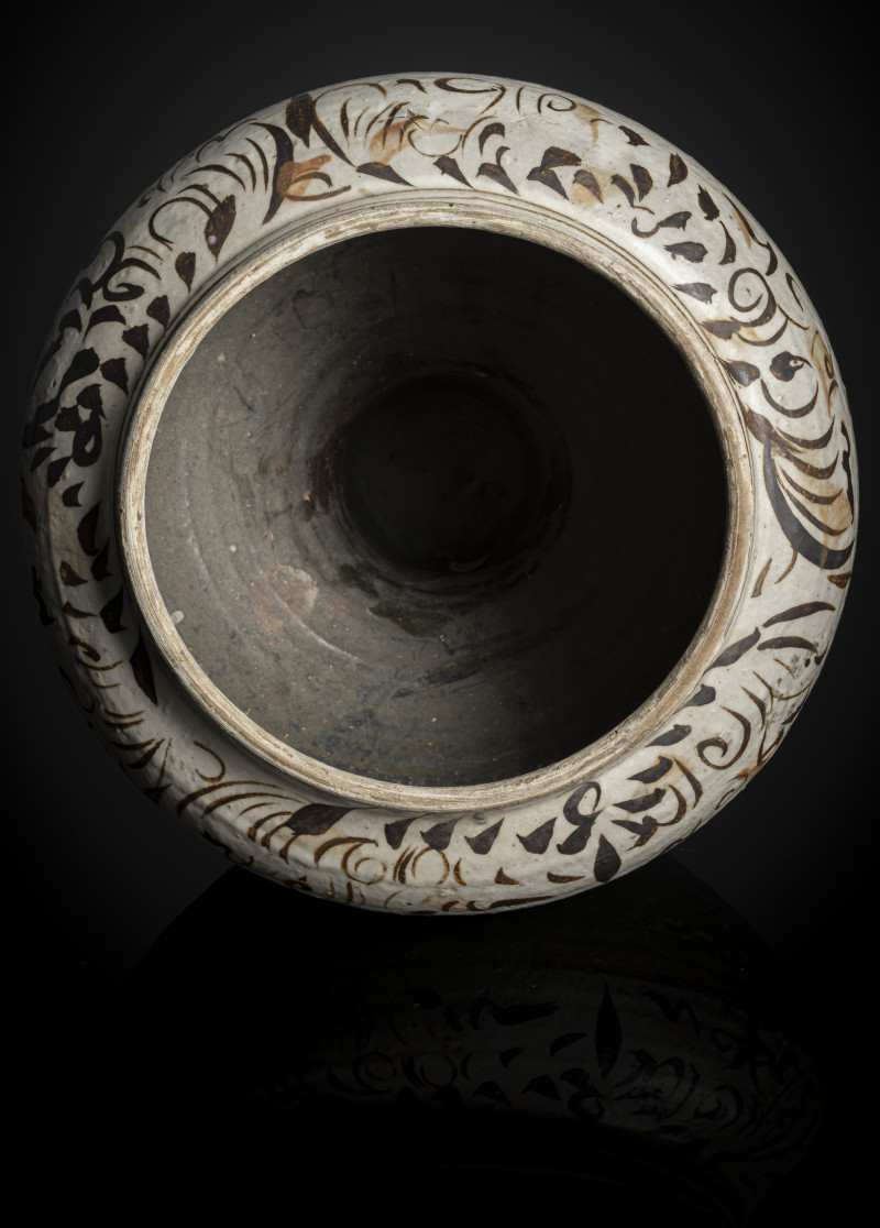 A Cizhou jar with figure decoration and a stylised inscription in Cizhou ware - 图5