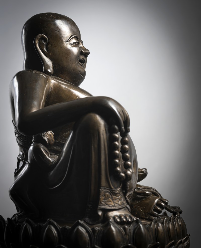 A large cast bronze figure of seated Budai with boys on a lotus pedestal - 图4
