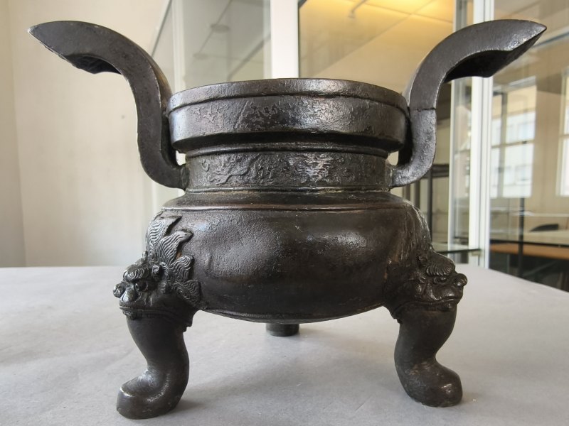 Two bronze incense burners, one on three legs, the second in the shape of a 'fang ding' - 图22