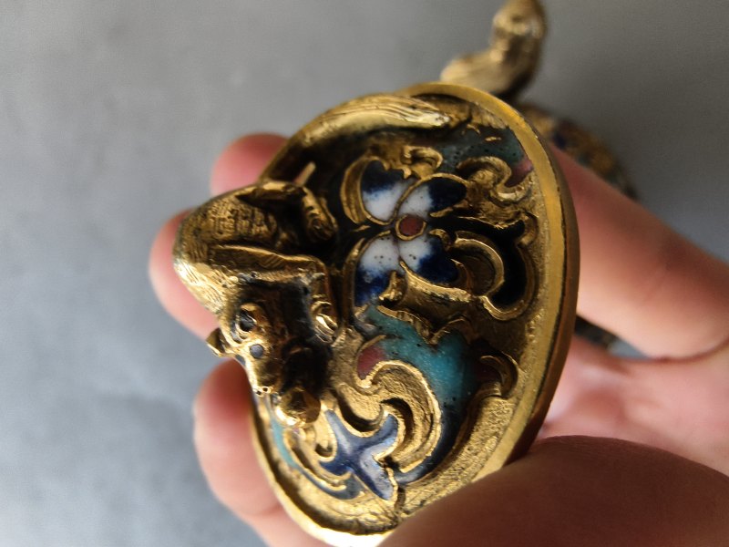 A fine gilt-bronze wine or teapot with champlevé decoration of lotus and foliage, the cover with a squirrel as knob - 图5