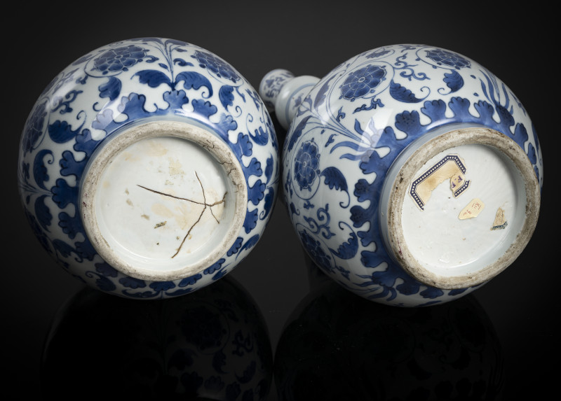 Two fine underglaze blue porcelain bottle vases - 图5