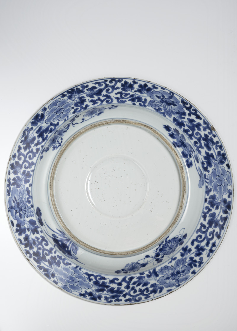A large plate decorated in underglaze blue with figural scenes on the rim, in the raised nodus in the centre, lined with flowering branches - 图3