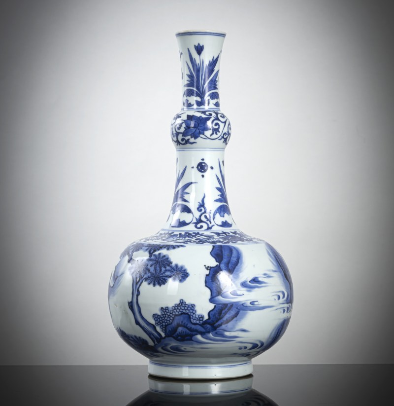 A fine porcelain bottle vase decorated in underglaze blue with a figural scene - 图2