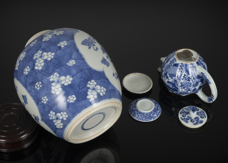 A Ginger jar with wooden cover, a teapot and cover and a box and cover, all with underglaze blue decoration - 图3