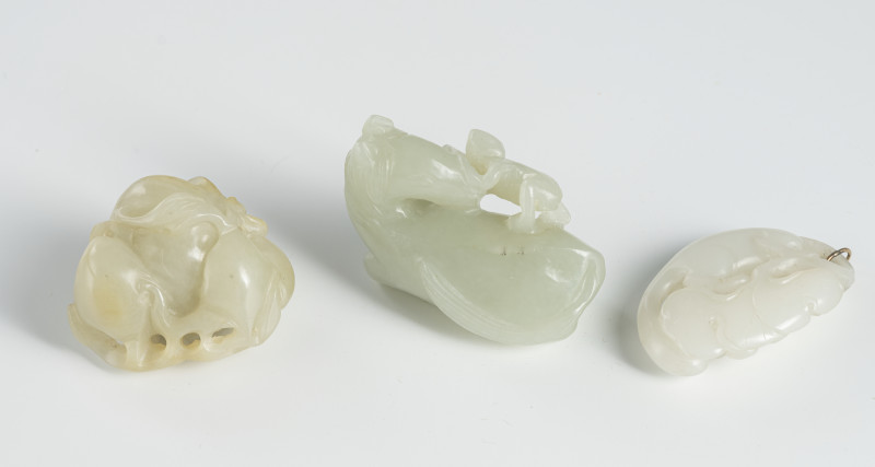 A white jade pendant with squirrel, group of peaches and reclining horse - 图2