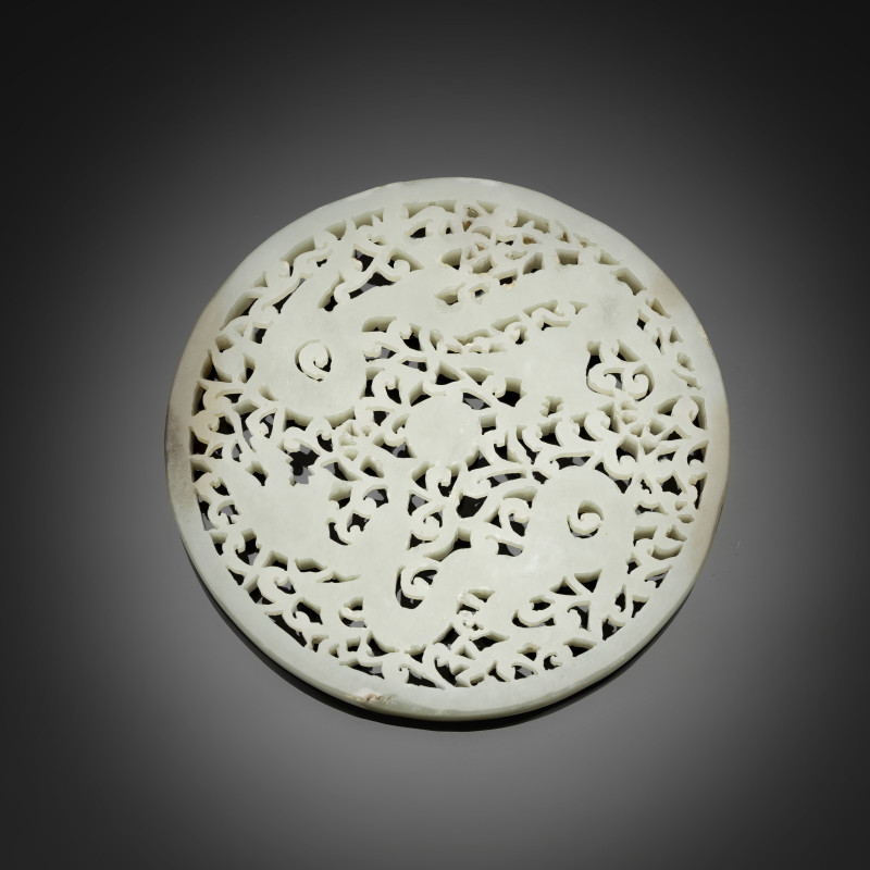 A circular light green jade plaque with a dragon in an opening - 图2