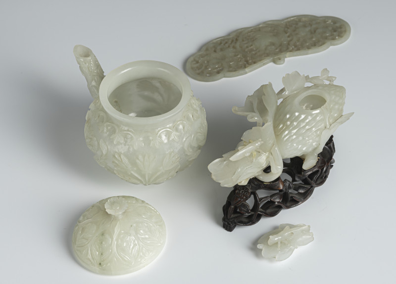 A carved jade teapot and cover and floral decoration in Moghul style, a box and cover with of melon and insects (wooden base) and openwork pendant with phoenix (wooden base) - 图3