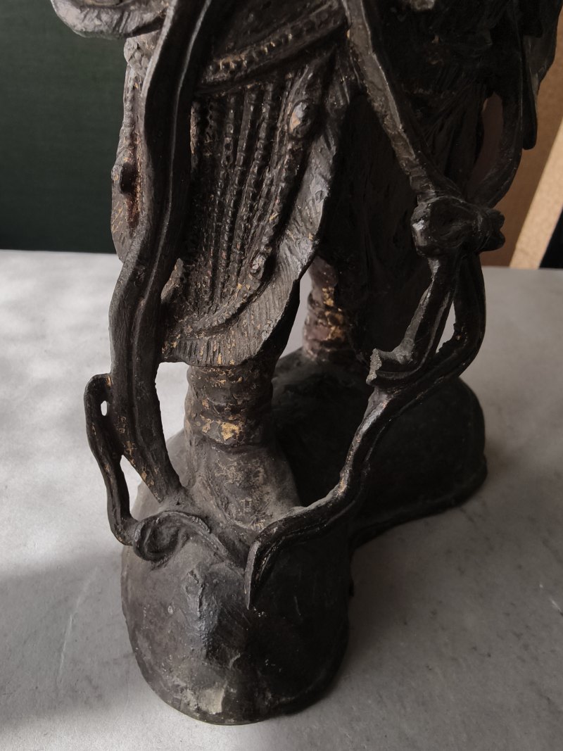 A bronze figure of standing Weituo on a stand dressed in splendid armour with traces of gilding - 图14