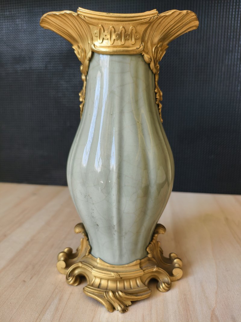 A ribbed porcelain celadon vase in a fine ormolu mount - 图12