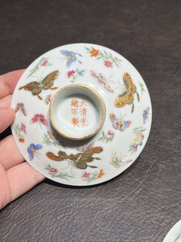 清光绪 粉彩描金百蝶盖碗一对 - 图6