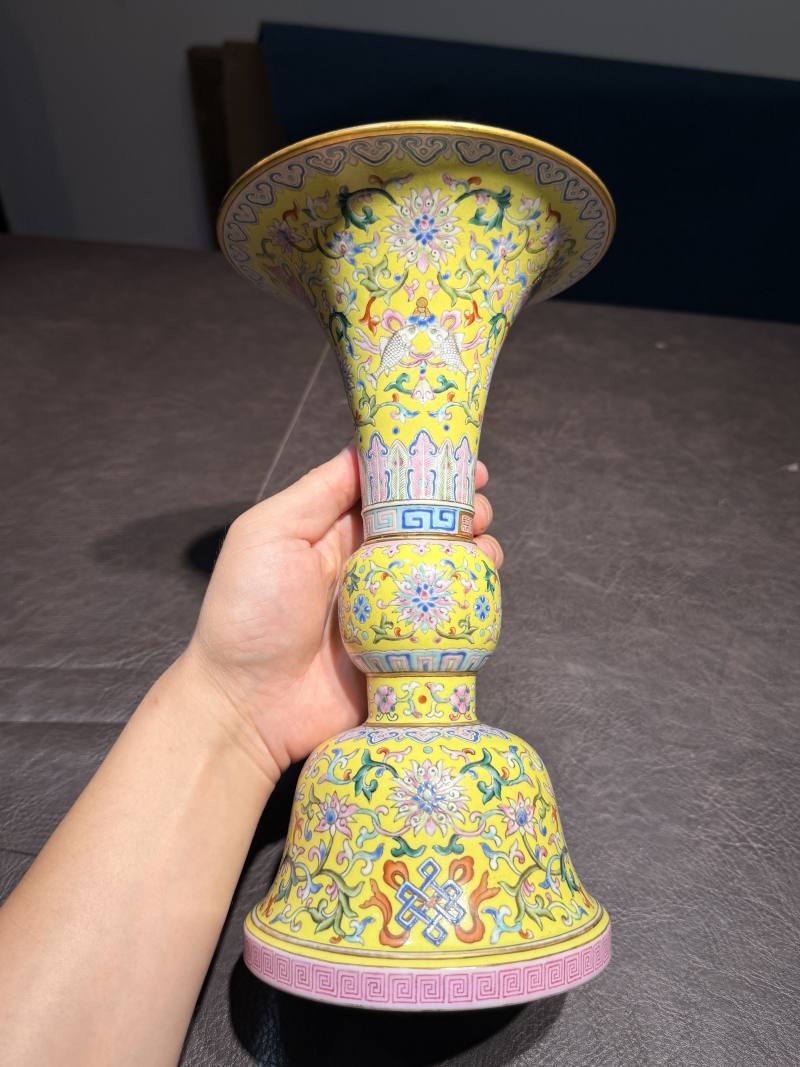 清乾隆 黄地洋彩缠枝莲托八宝纹花觚 - 图8